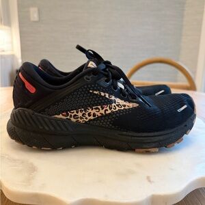Brooks adrenaline GTS 22 Black and Leopard running